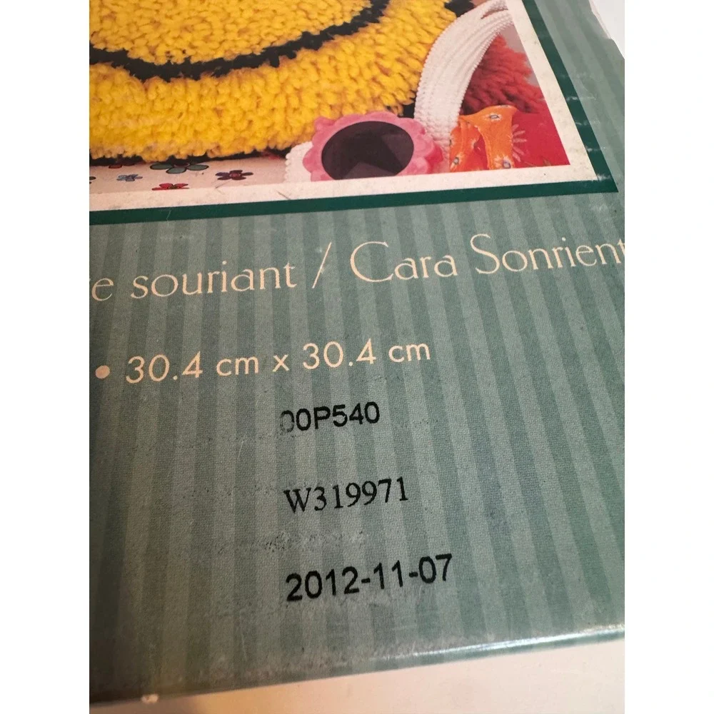 Natura Smiley Face Latch Hook‎ Kit 12x12 Complete Craft Kit Yarn Canvas Retro